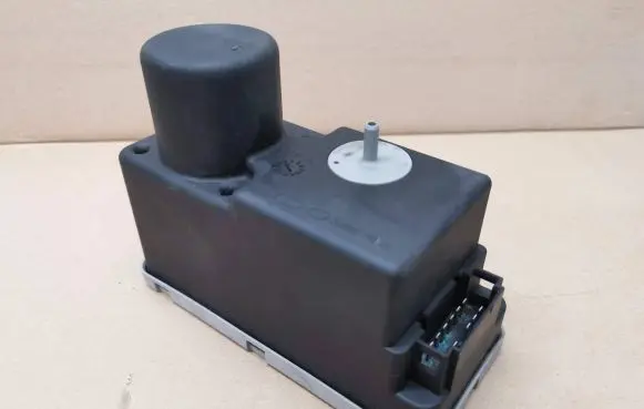 Volkswagen PASSAT B4 Central locking vacuum pump 1H0962257