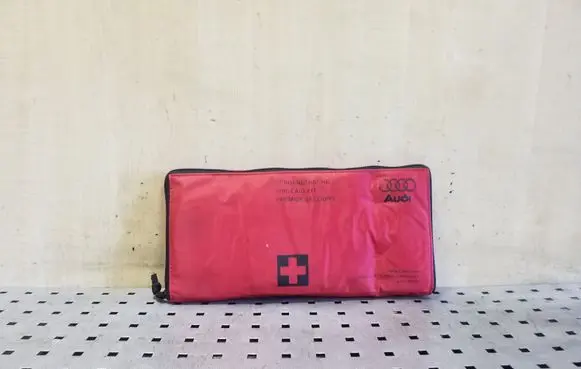 Audi A4 S4 B8 8K First aid kit 8K0860282