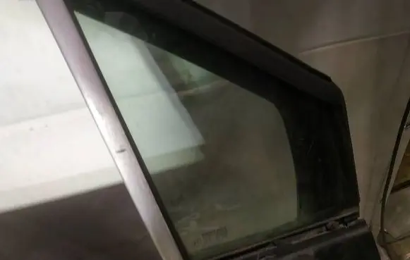 Peugeot 807 Front door vent window glass four-door 