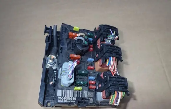 Citroen C4 I Picasso Fuse module 9661086980