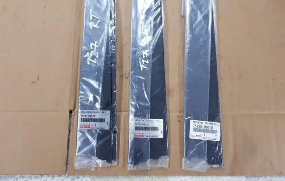 Toyota Avensis T270 Rear door trim (molding) 7570705010