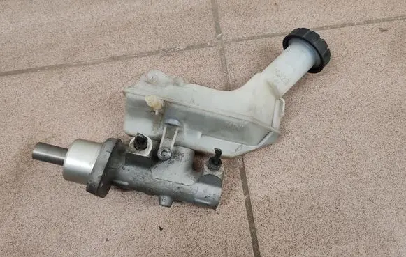 Nissan Note (E11) Master brake cylinder 8200129956