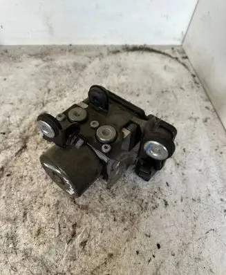 Volvo XC70 ABS Pump 30681619