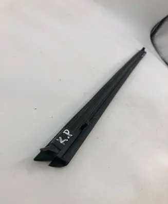 Hyundai Kona II Rubber seal front door window/glass 