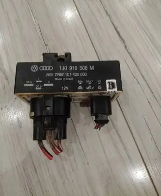 Volkswagen Polo IV 9N3 Fan control module 1J0919506M