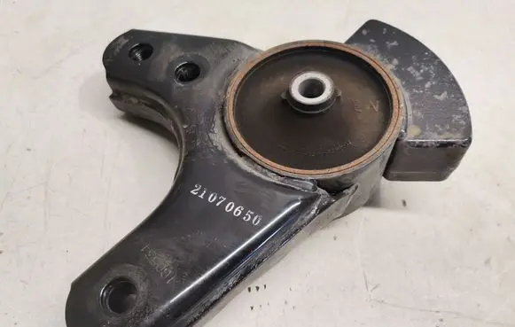 Engine mount bracket