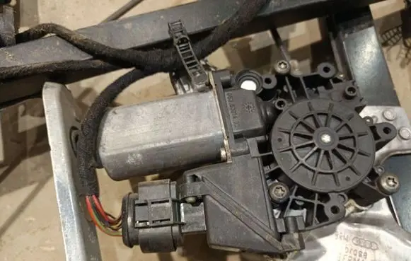 Audi A6 S6 C5 4B Front door window regulator motor 0536001402