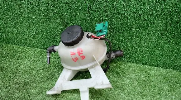 Mercedes-Benz GLA H247 Coolant expansion tank/reservoir A2475000149