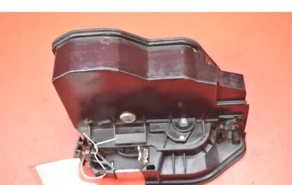BMW X3 E83 Front door lock 7202143