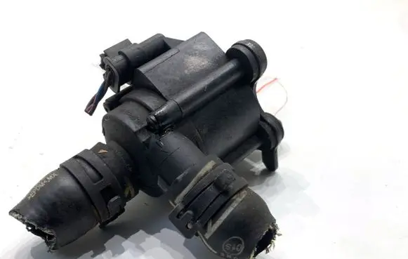 Volkswagen PASSAT B7 Oil filter mounting bracket 5C0965561