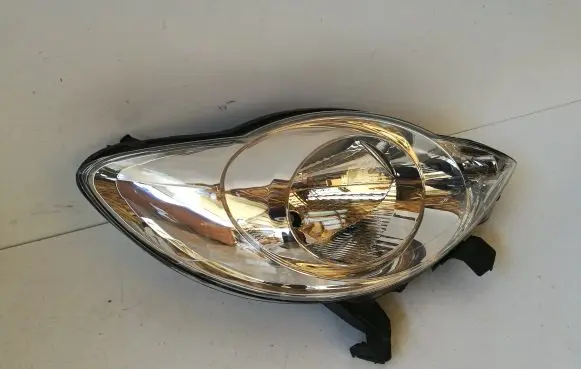 Peugeot 107 Headlight/headlamp 811100H030 89033104