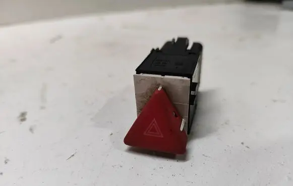 Volkswagen PASSAT B6 Hazard light switch 3C0953509 2410502S