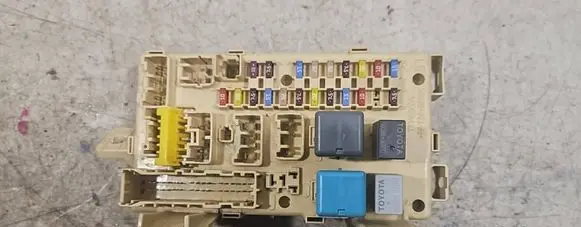 Toyota Avensis T250 Fuse module 82641CA030F 3250412232 04061721043002