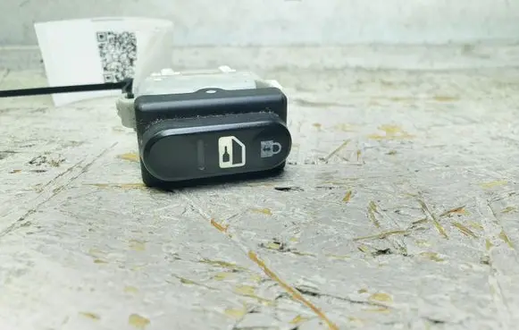 Nissan Qashqai Central locking switch button 28082