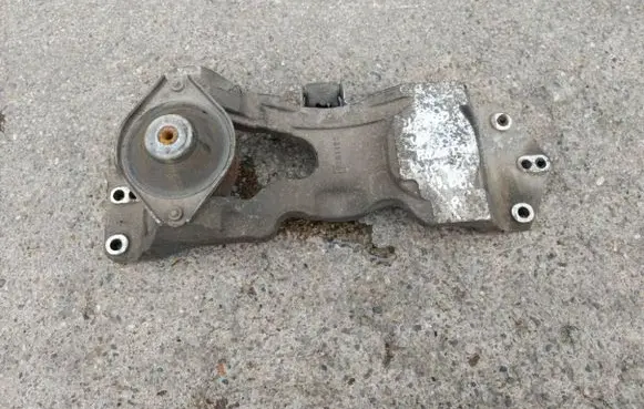 Engine mounting bracket