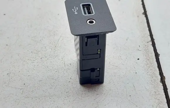Nissan Navara D23 USB socket connector 284H35FA0C 031913008B