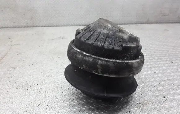 Mercedes-Benz S W220 Engine mount bracket
