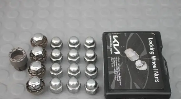 KIA Stonic Anti-theft wheel nuts and lock KIA-LP490ADU01