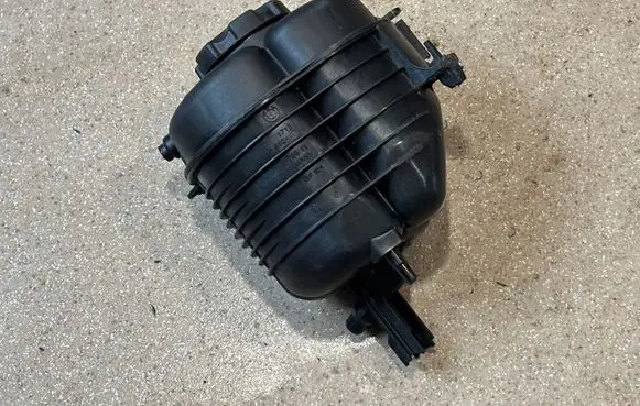 BMW 3 G20 G21 Coolant expansion tank/reservoir 8610652