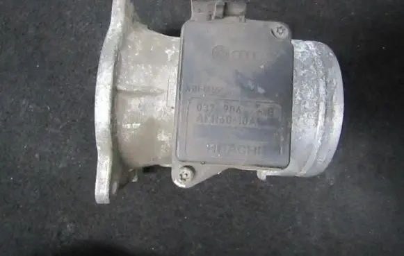 Audi A4 S4 B5 8D Mass air flow meter 037906461B AFH60-10A