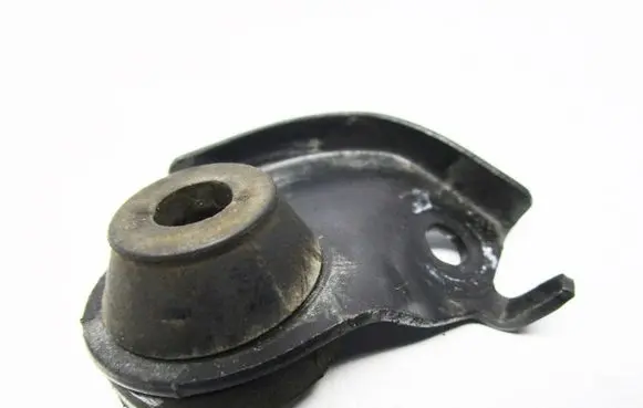 Nissan Qashqai+2 Radiator mount bracket