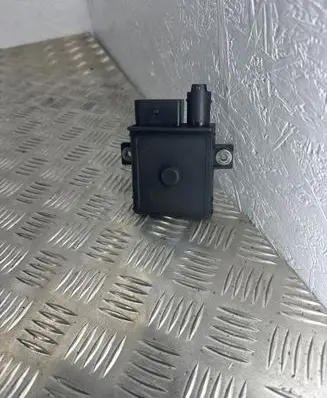 BMW 3 E90 E91 Glow plug pre-heat relay 7801201 0522140101