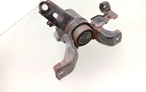 Toyota Avensis T270 Engine mount bracket 