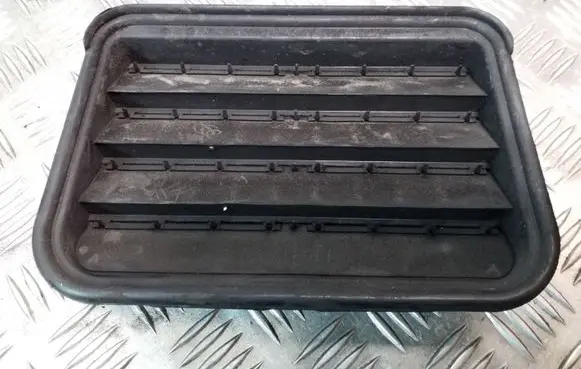 Quarter panel pressure vent
