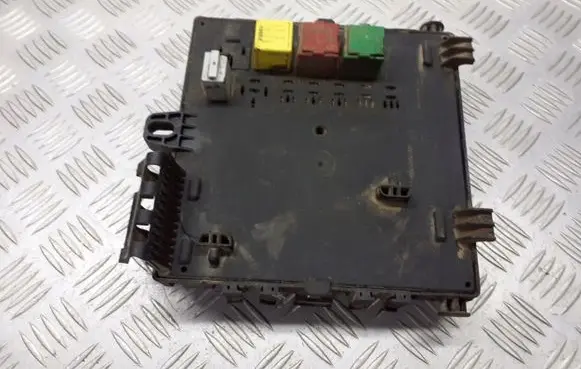 Opel Vectra C High voltage junction box 13125489