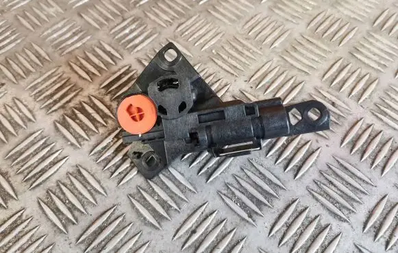 BMW 5 F10 F11 Glove box lock 03F1010017