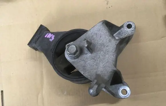 Opel Insignia A Engine mount bracket 13228303