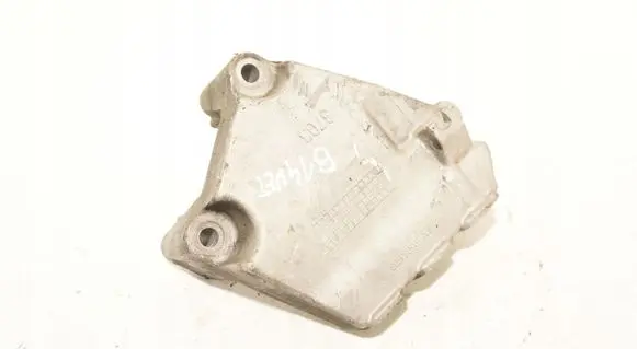 Engine mounting bracket