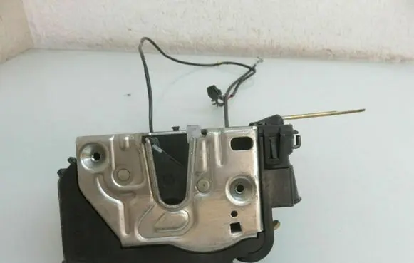 Mercedes-Benz C W203 Front door lock 2037200435