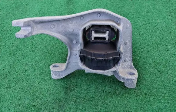 Peugeot 308 Engine mount bracket 9800895680