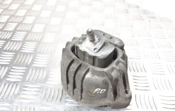 BMW 1 E81 E87 Engine mount bracket