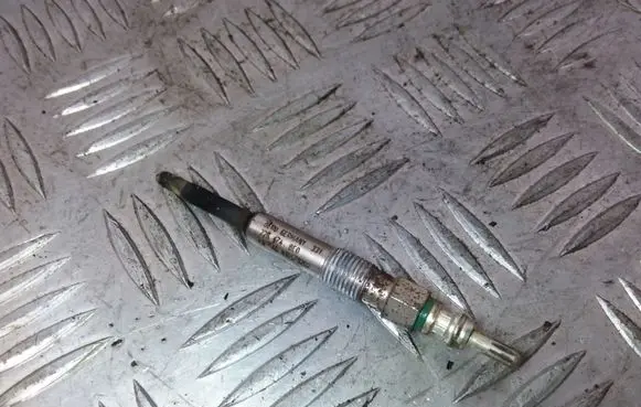 Skoda Fabia Mk1 (6Y) Glow plug 331226474