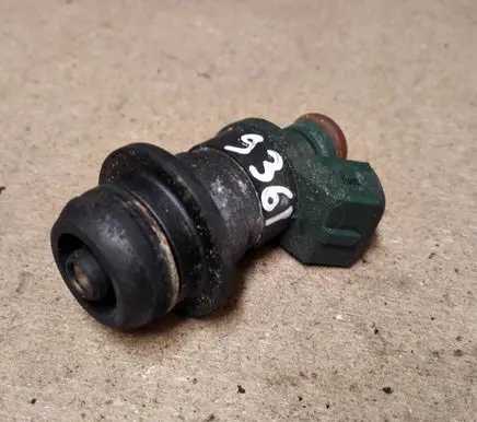 Volkswagen Golf IV Fuel injector 037906031AA