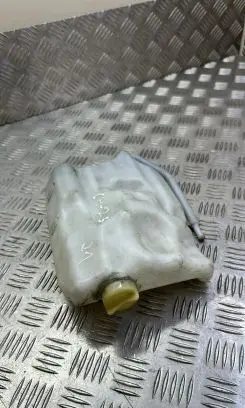 Honda CR-V Windshield washer fluid reservoir/tank