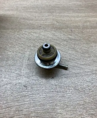 Volkswagen PASSAT B5 Fuel pressure regulator 078133534