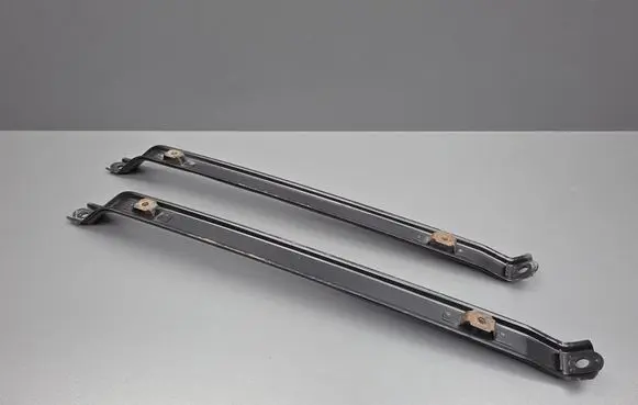 Fuel tank mounting bracket