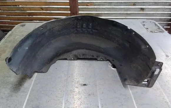 Rear arch fender liner splash guards