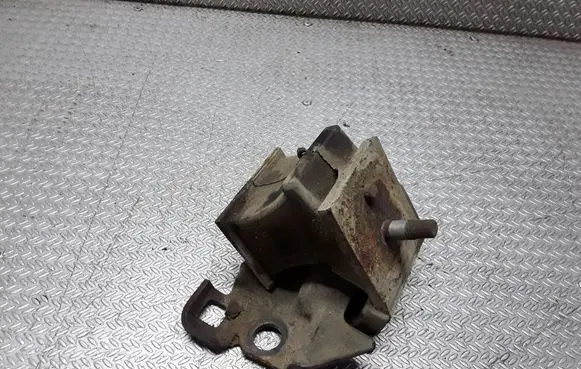 Nissan Navara D40 Engine mount bracket
