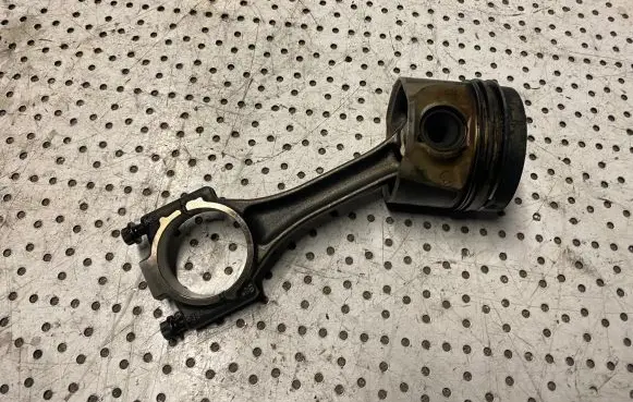 Volkswagen Caddy Piston with connecting rod