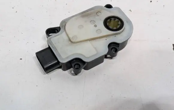 Audi Q7 4M Radiator active air flap actuator 95B965501AA 13158880003 21279612384