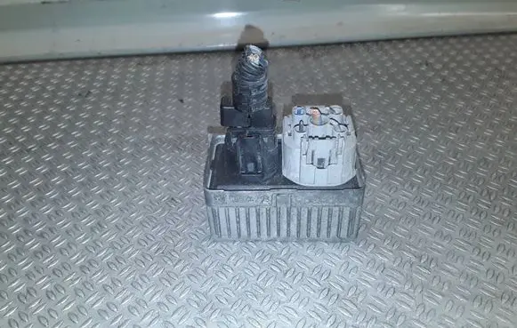Opel Astra J Glow plug pre-heat relay 55574293