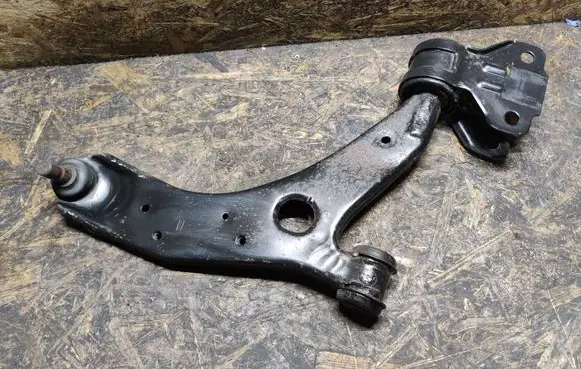 Mazda 3 II Front lower control arm/wishbone BV613C339