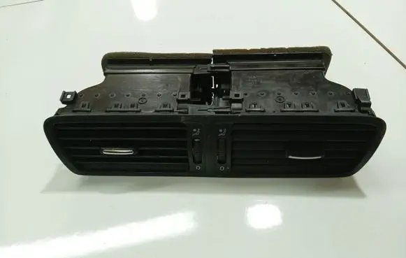 Volkswagen PASSAT B6 Dash center air vent grill 3C1819728E