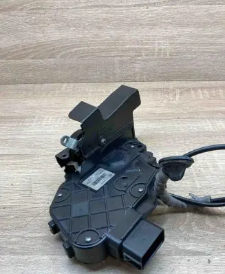Volvo V70 Front door lock 31253278 A048317