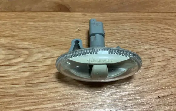 Peugeot Partner Front fender indicator light 0104706