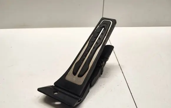 Accelerator throttle pedal